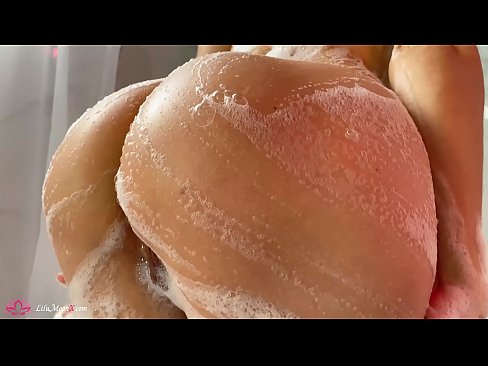❤️ Brunette په شاور کې د شدید orgasm لپاره د وایبرټر سره بلی مشت زنی کوي ❤❌ ❌